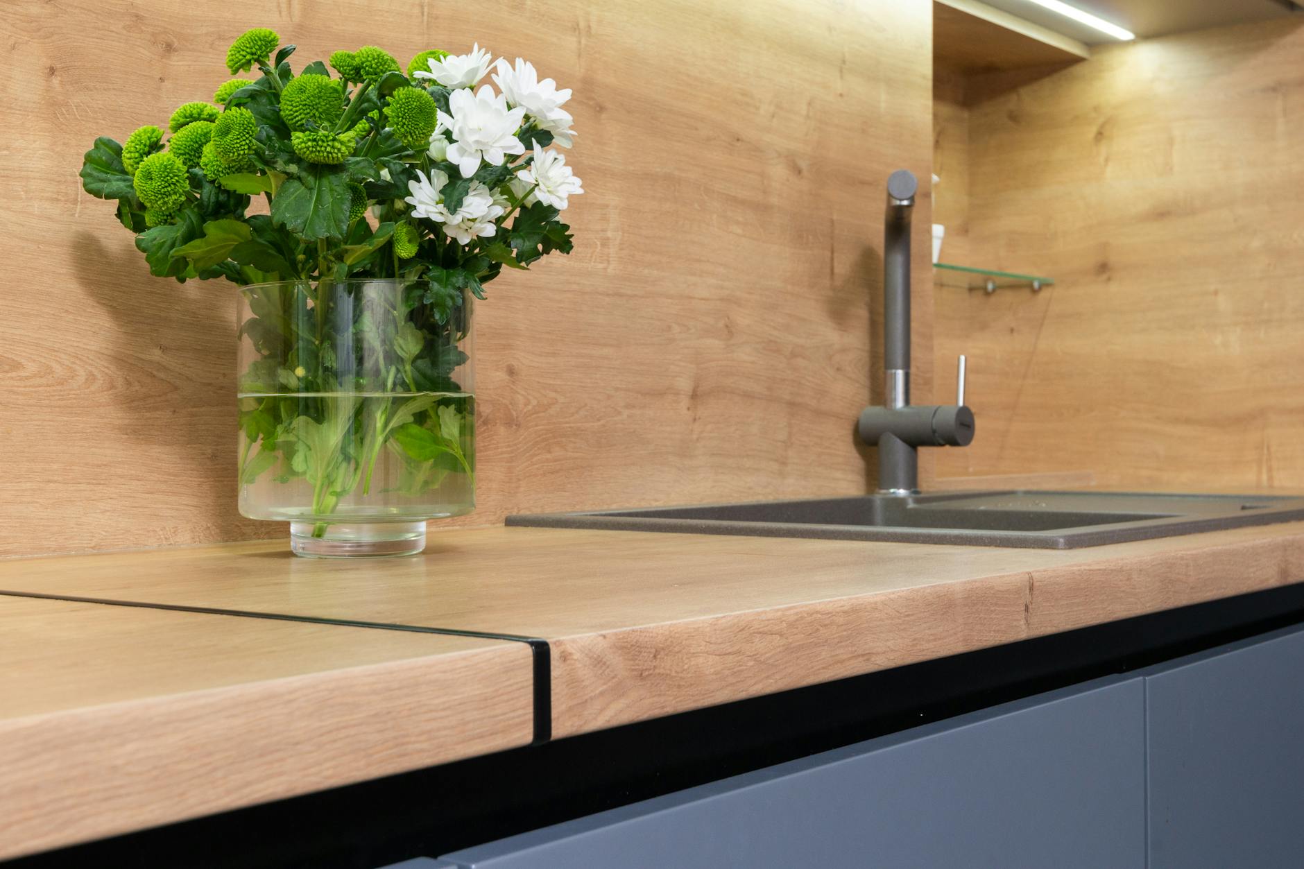 Bukiet chryzantem w nowoczesnej kuchni na drewnianym blacie