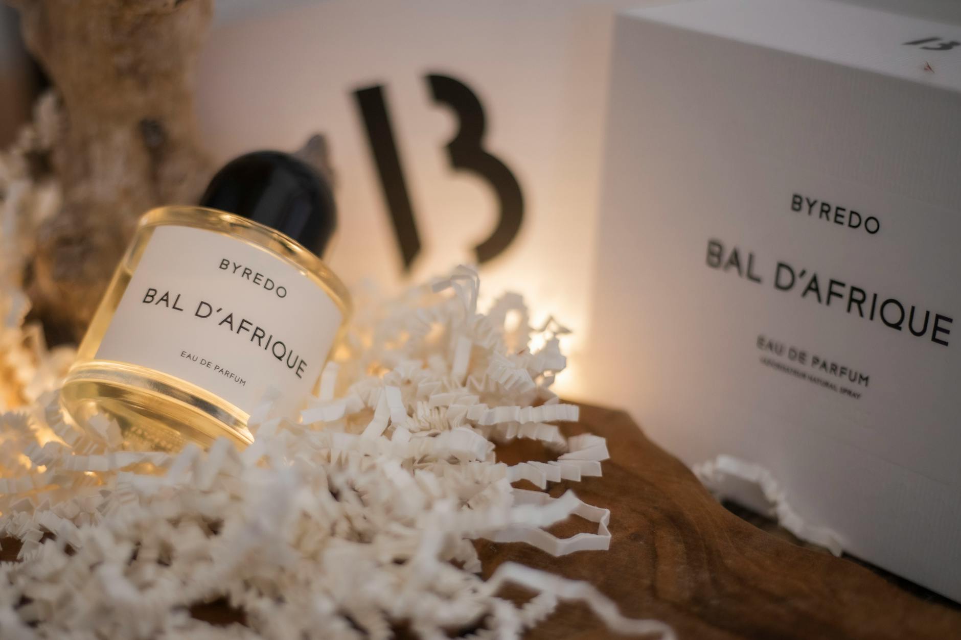 Perfumy Byredo Bal D'Afrique w eleganckiej aranżacji martwej natury