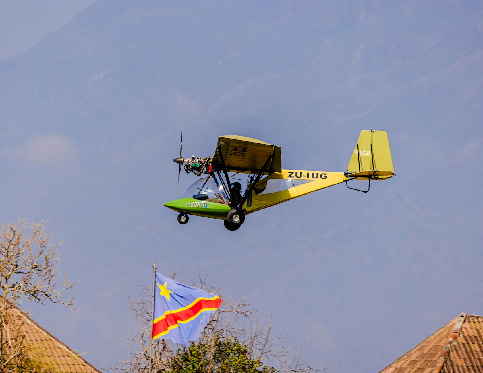 Ultralekki samolot nad malowniczym krajobrazem Demokratycznej Republiki Konga