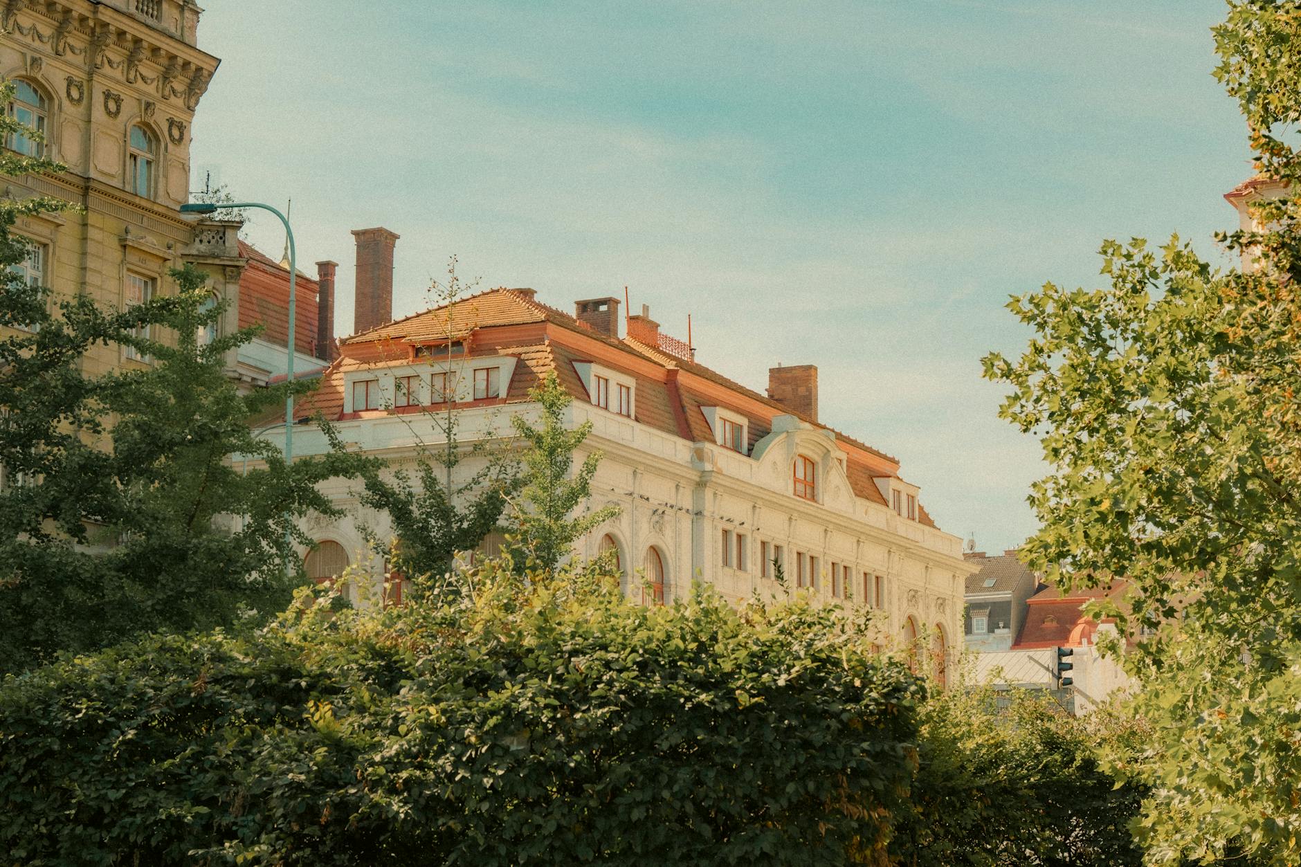 Historyczne kamienice nad rzeką w europejskim mieście w słoneczny dzień