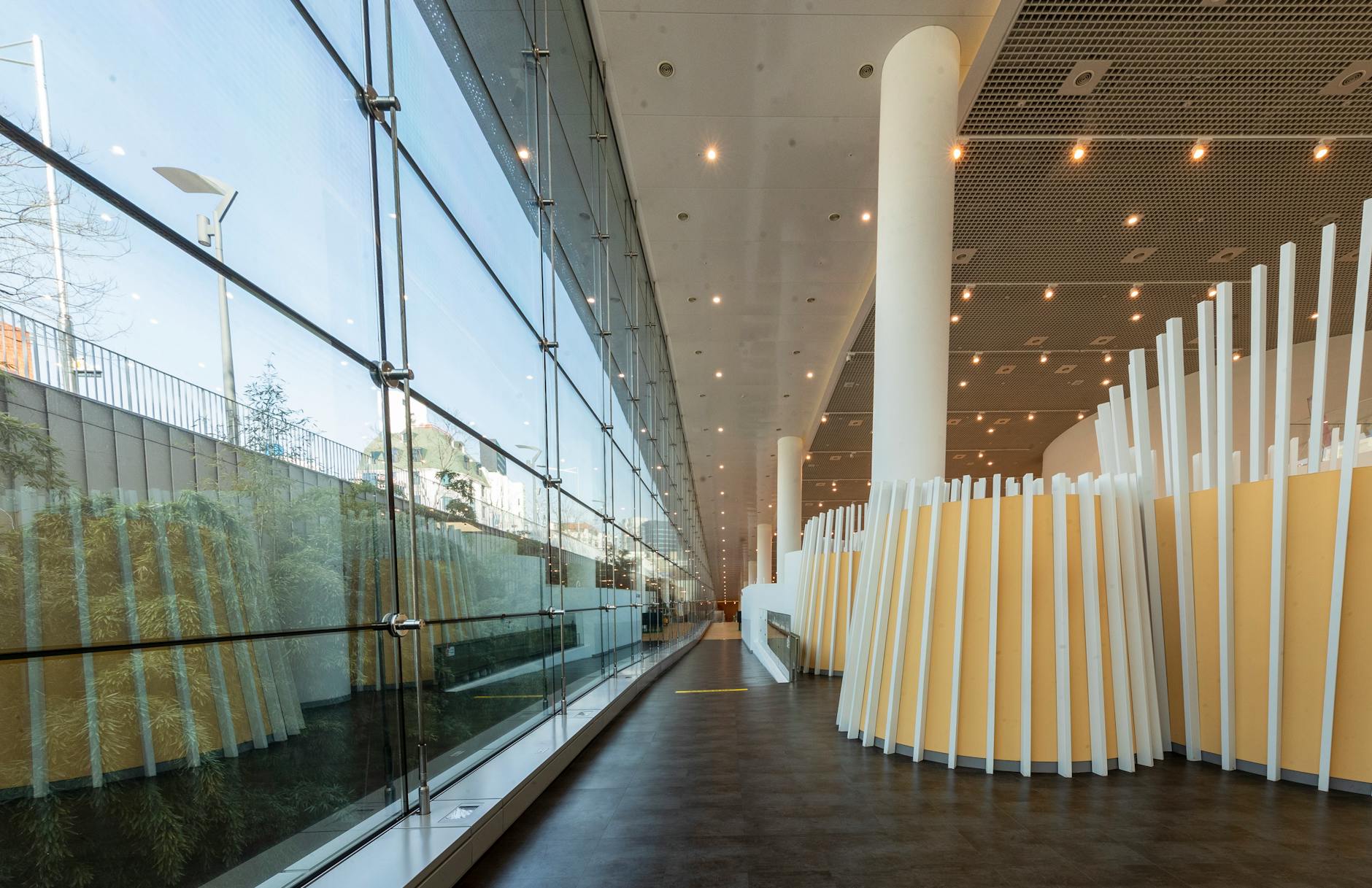 Nowoczesny przeszklony korytarz w budynku w Gwangju w Korei Południowej