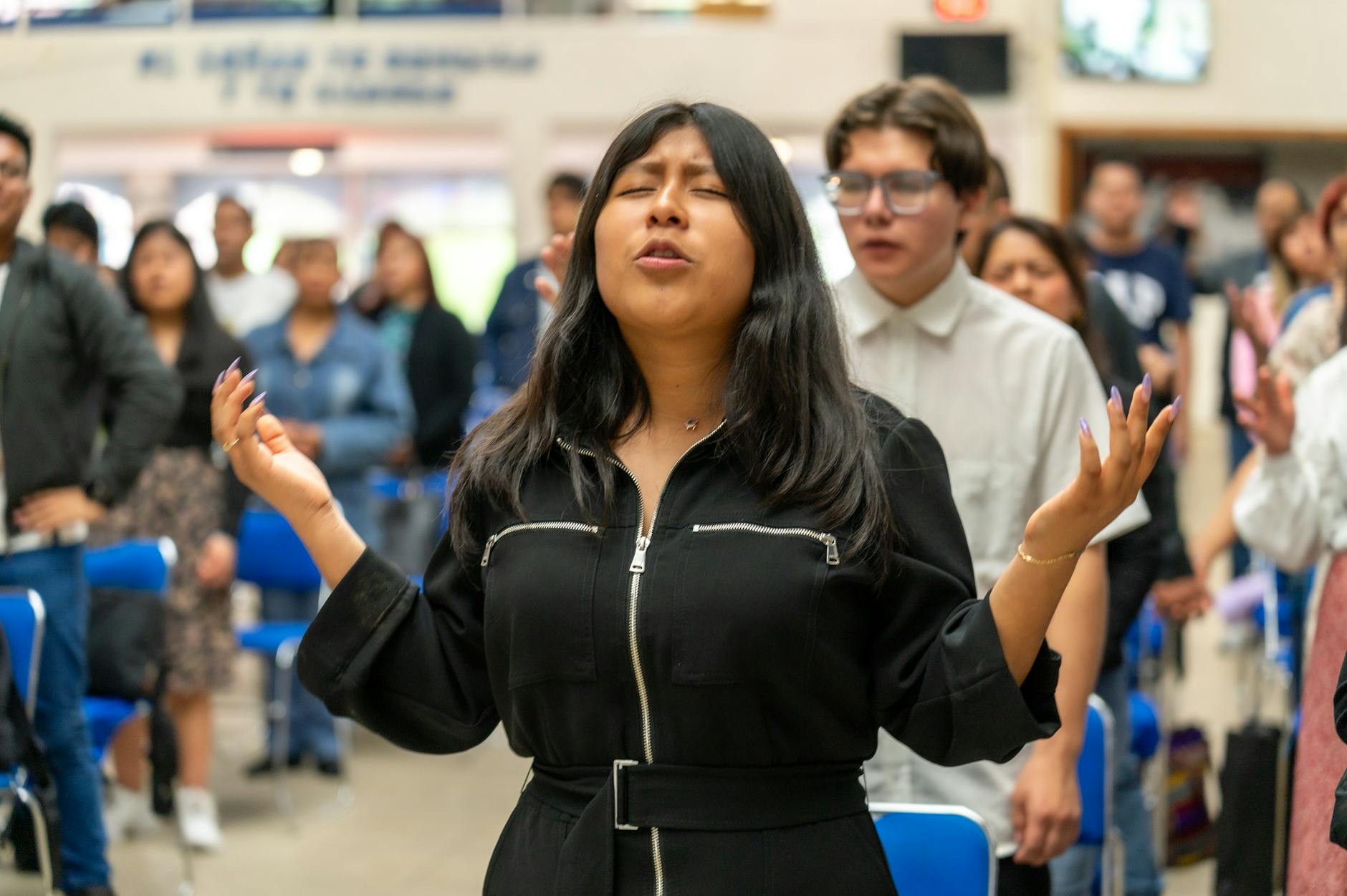 Wierni modlą się wewnątrz kościoła podczas niedzielnej Mszy
