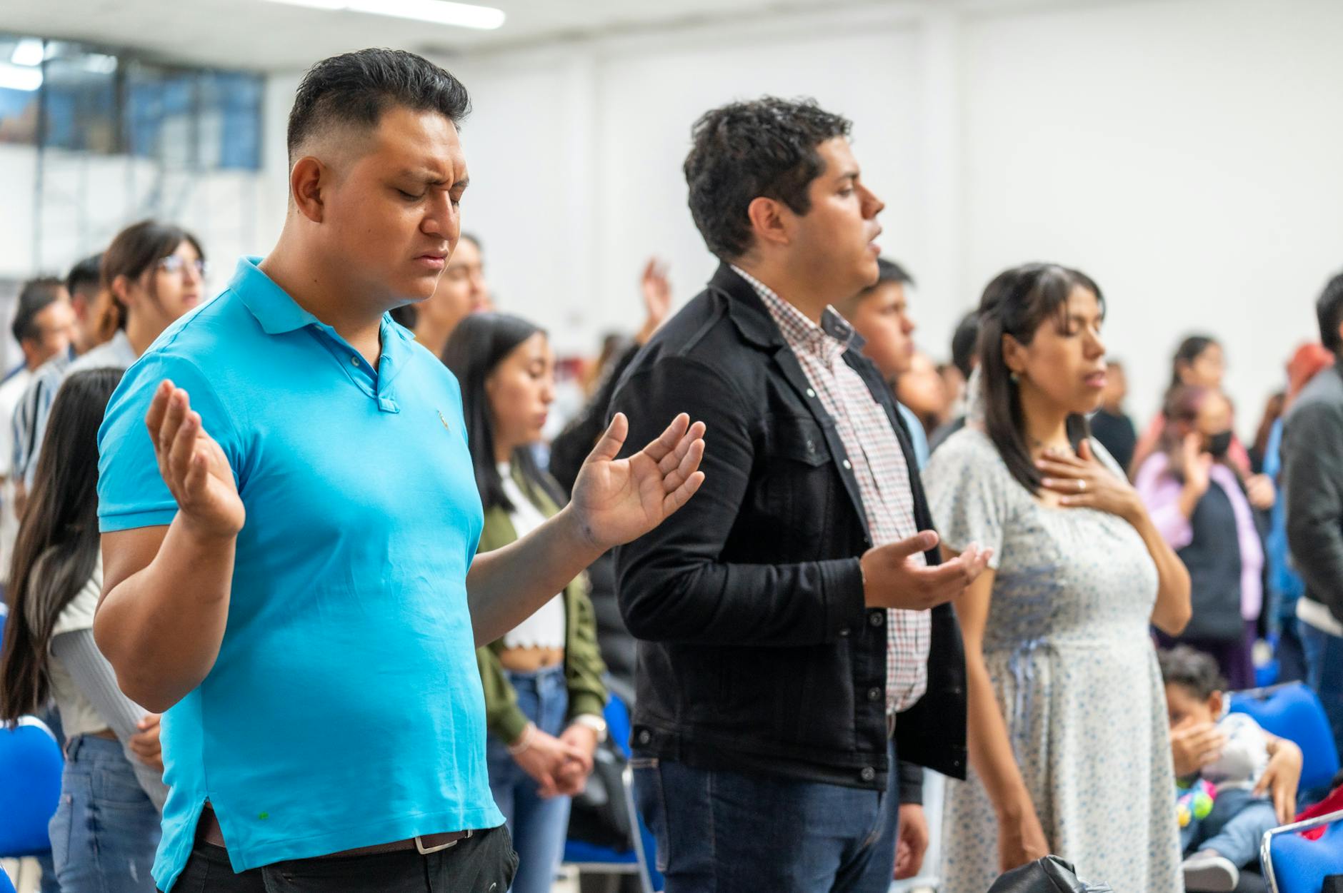 Jak dobrze przeżyć Mszę Świętą w niedzielę: praktyczny przewodnik dla parafian Świętej Trójcy w Przemyślu Wierni modlący się wspólnie podczas Mszy Świętej w kościele