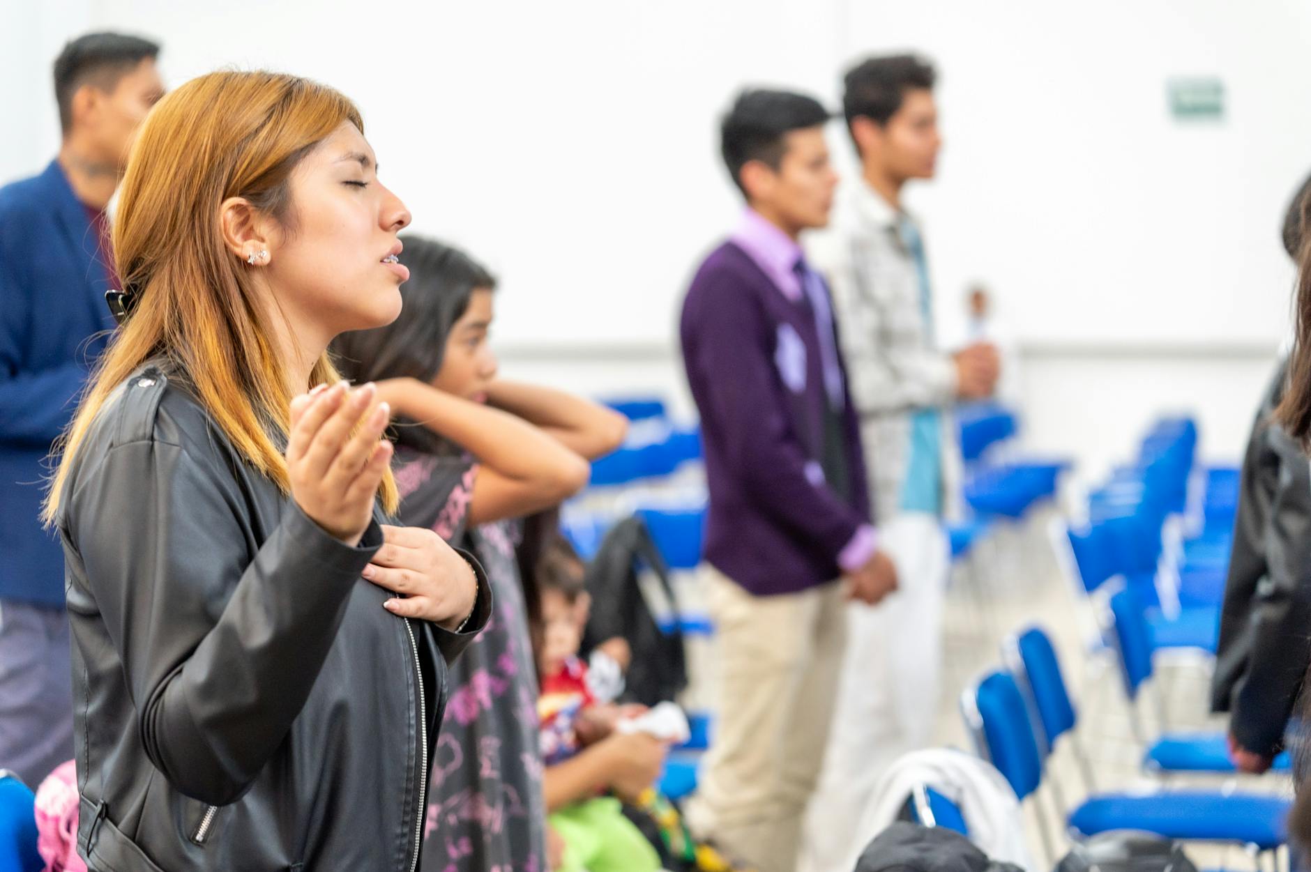 Ludzie różnych narodowości modlą się razem w sali w mieście Meksyk