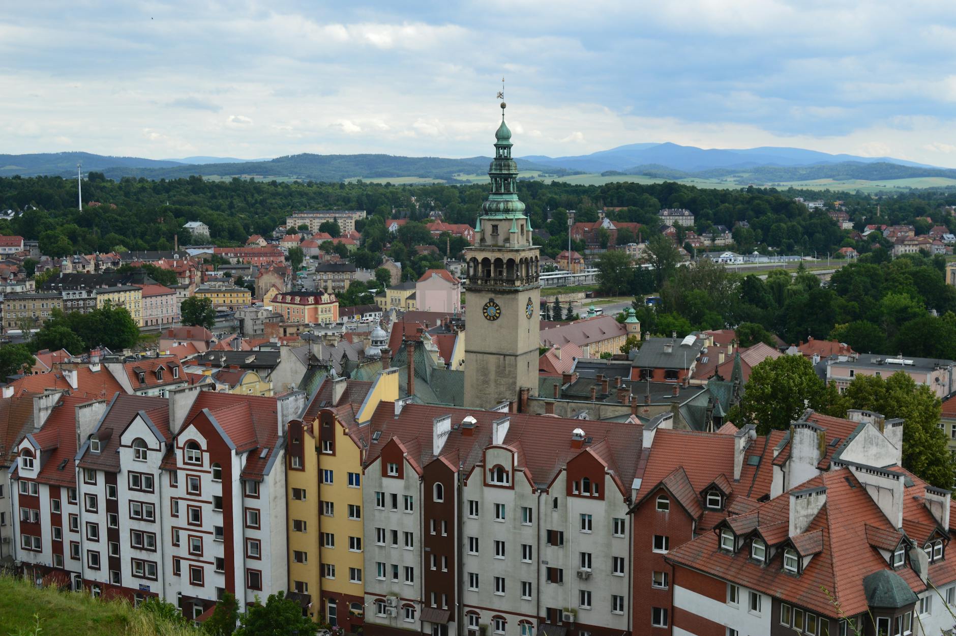 Panorama Kłodzka z lotu ptaka z widokiem na zabytkową zabudowę