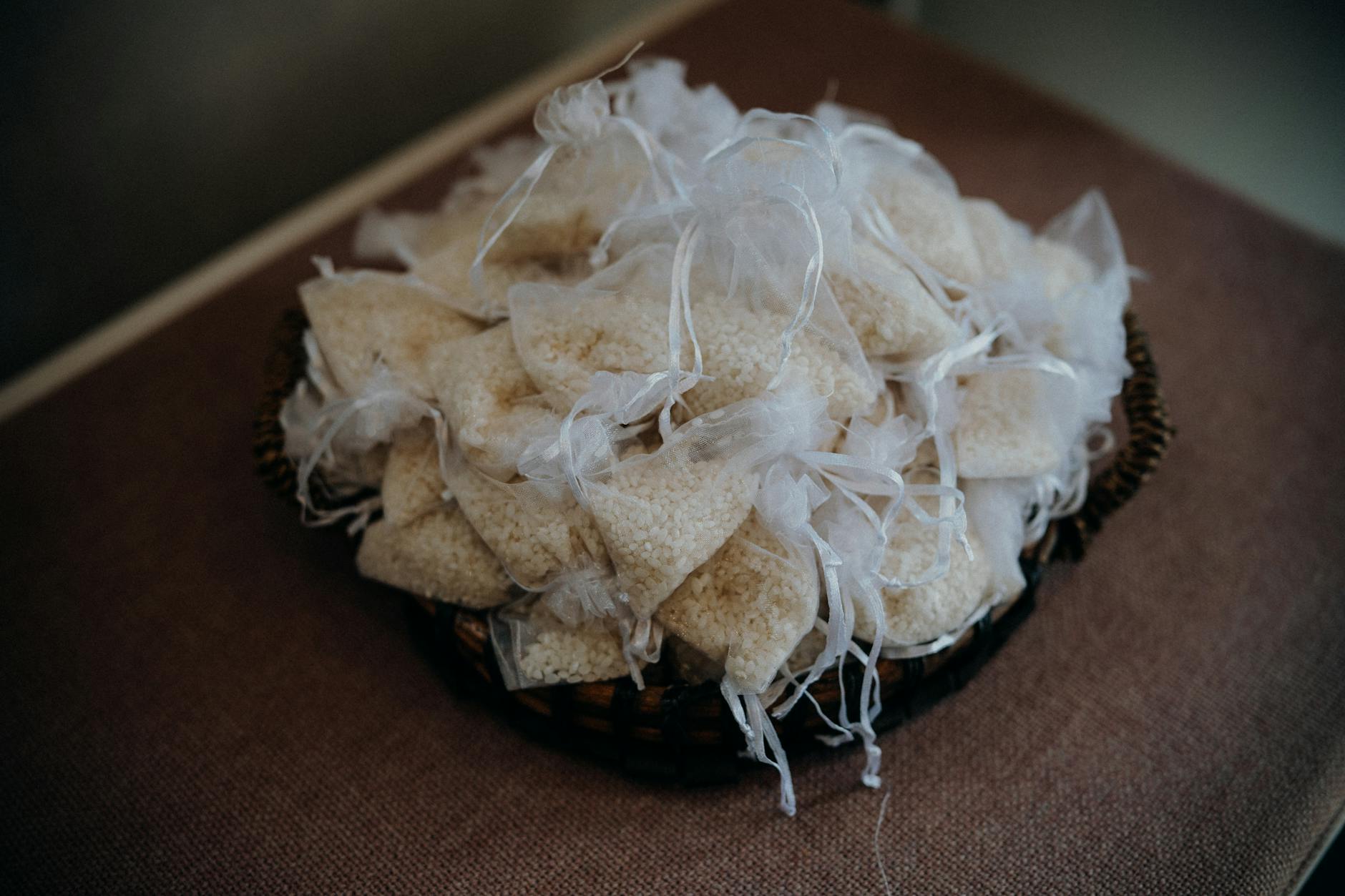 Ręcznie robione materiałowe saszetki zapachowe z ryżem na drewnianym tle