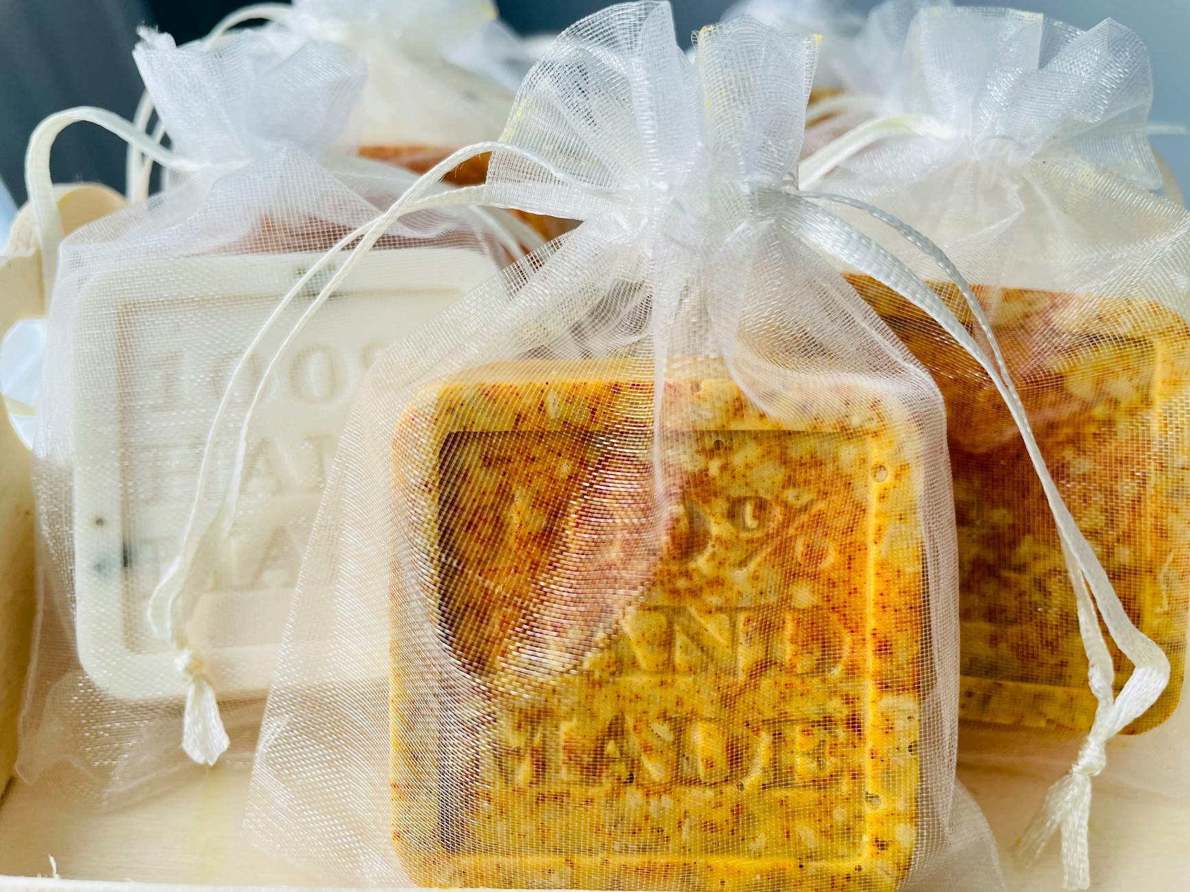 Ręcznie robione mydła w delikatnych woreczkach jako saszetki do szafy