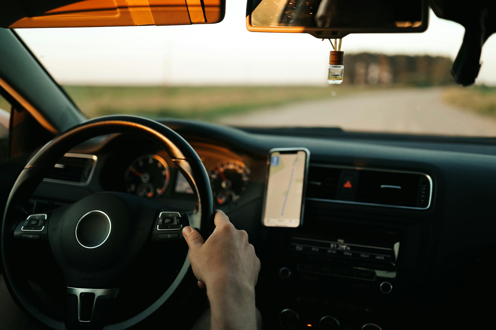 Kierowca w samochodzie osobowym z włączoną nawigacją GPS