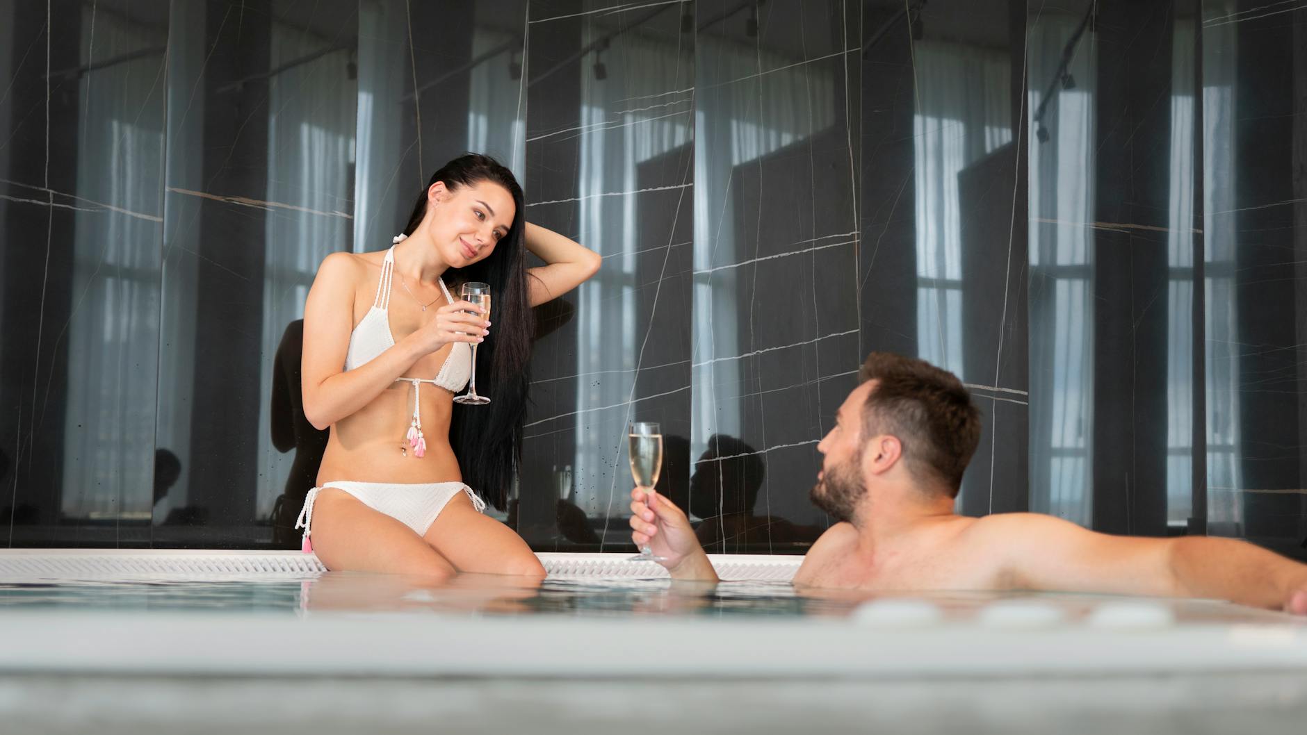 Romantyczny weekend pod Warszawą – najciekawsze trasy, miejsca i pomysły na wyjazd dla dwojga Para w jacuzzi z kieliszkami szampana podczas romantycznego wyjazdu