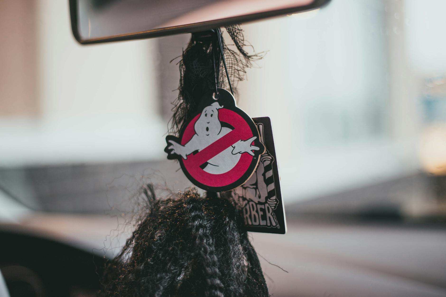 Wiszący zapach do auta Ghostbusters we wnętrzu samochodu