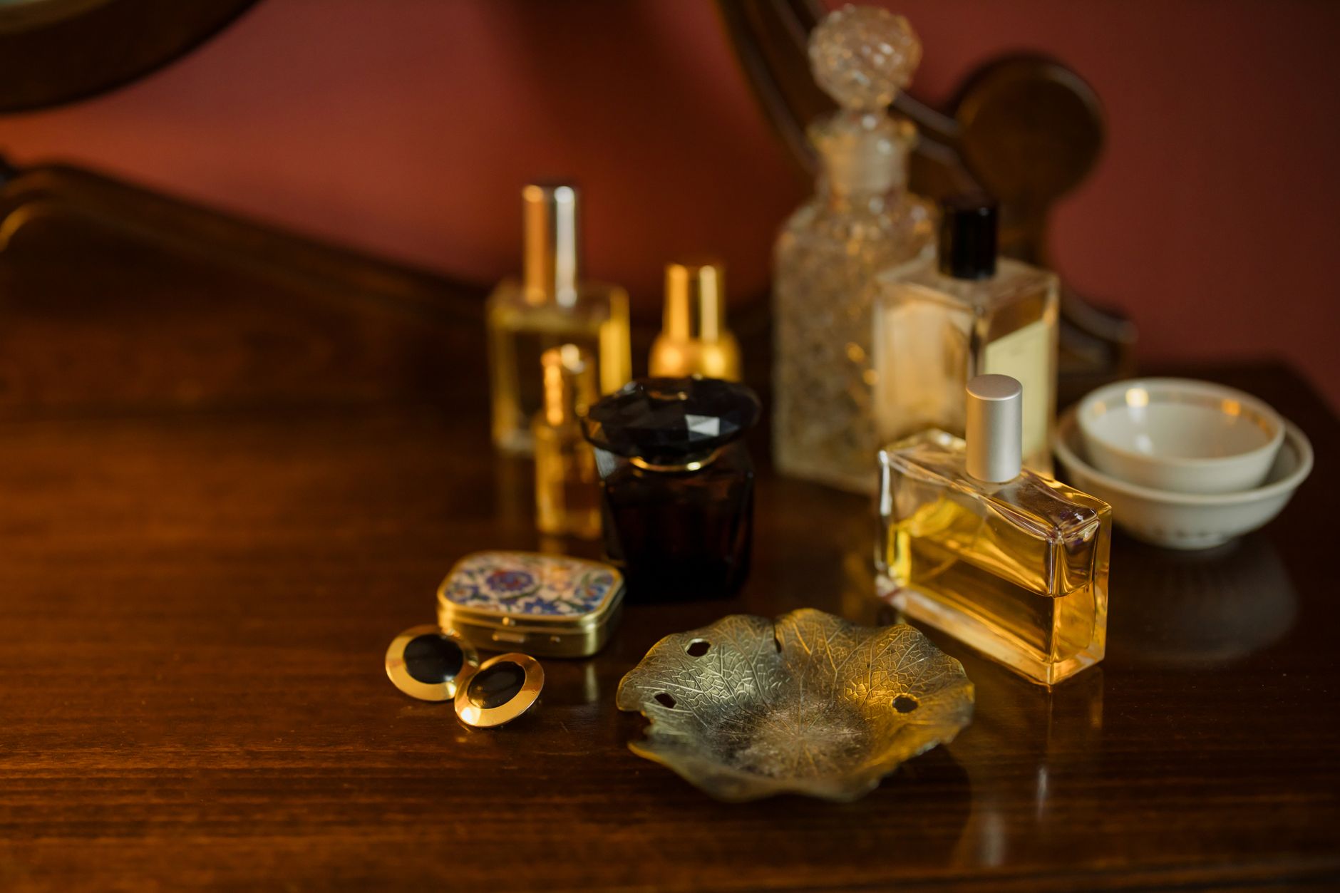 Perfumy i biżuteria na drewnianej toaletce w stylu vintage